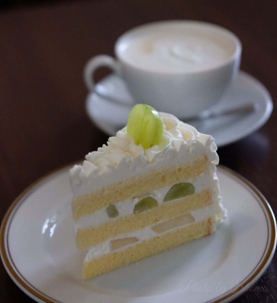 亀田山喫茶室　イチジクとマスカットのショートケーキ